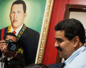 Nicolás Maduro y... Hugo Chávez