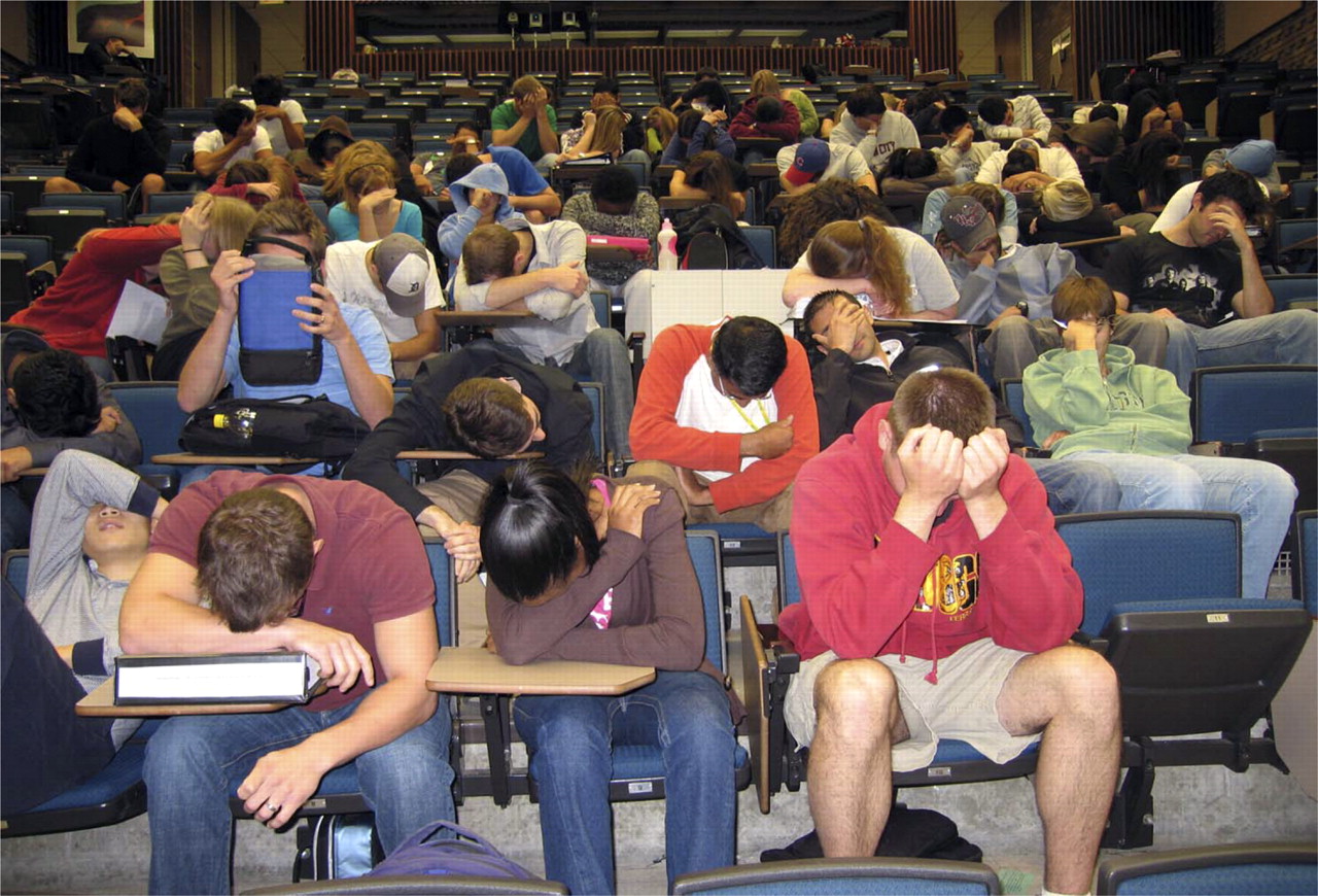 Скучный программа. Студенты в аудитории спят. Скучная лекция.